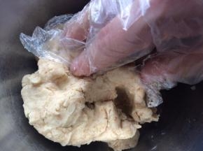 把粉类充分与黄油混合均匀成团，无干粉状态。