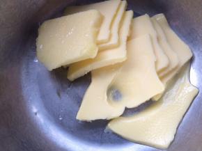 黄油提前拿出来温室软化，手指一压立即出现手指印即可。如果是冬天可以微波炉叮30秒。