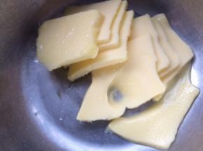 黄油提前拿出来温室软化，手指一压立即出现手指印即可。如果是冬天可以微波炉叮30秒。
