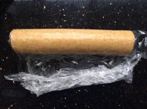 卷好放后放入冰箱冷冻30分钟。