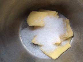 软化好的黄油加入细砂糖用打蛋头先轻轻搅拌一下，避免打发时细砂糖喷到处都是。