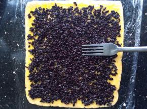 铺上黑米泥，用勺子轻轻压实。