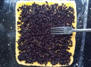 铺上黑米泥，用勺子轻轻压实。