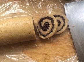 冷冻好取出切成厚度一致的片状。