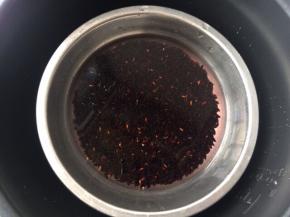 先把黑米淘洗干净，加入80ml水到黑米中，用电饭锅或压力锅煮熟，熟后可压成黑米饭泥或不压，我自己喜欢粒粒的口感，所以没有压成泥。