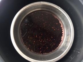 先把黑米淘洗干净，加入80ml水到黑米中，用电饭锅或压力锅煮熟，熟后可压成黑米饭泥或不压，我自己喜欢粒粒的口感，所以没有压成泥。