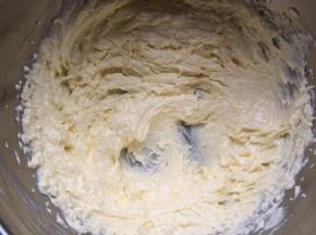 最后打发好的黄油，颜色稍微发白，状态羽毛状。