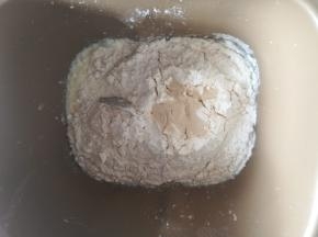 原料除黄油外，先液体后固体，酵母最上的顺序，放入面包机桶，启动面包机和面程序。