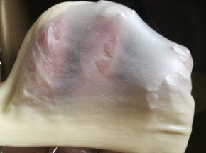 揉至面团能拉出面膜，完全阶段。保鲜膜覆盖面团，进行基础发酵。
