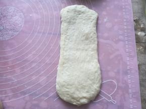 取一个面团，擀成长舌型。
