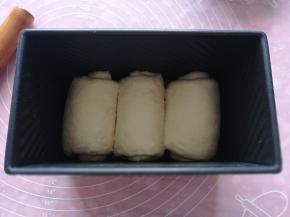 放入土司盒里，密封进行发酵。