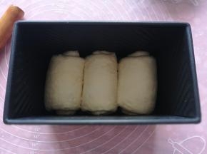 放入土司盒里，密封进行发酵。