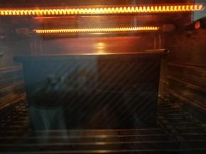 放入烤箱底层，160度烘烤35分钟。
