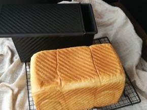 出炉即可脱模，放至冷却家凉透。