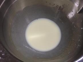 玉米油和牛奶混合至没有油粒