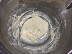 筛入低粉，不规则搅拌至没有颗粒