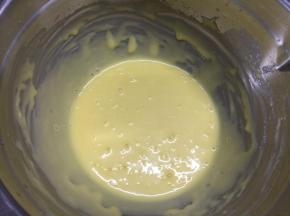 加入4颗蛋黄，不规则搅拌均匀