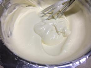 蛋白分两次加入蛋黄糊中，快速搅拌均匀