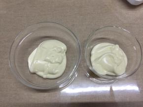 舀出两小勺蛋糕湖，分别放在不同的容器内