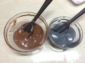 分别加入可可粉和竹炭粉，搅拌均匀