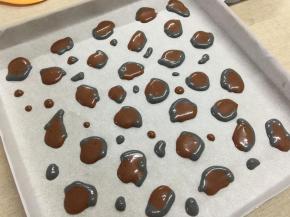 竹炭粉蛋糕糊装进一次性裱花袋内，在可可图形边上挤半圈，形成“豹纹”