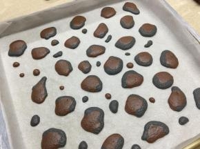 送进预热好的烤箱中层，上下火160度，烤3分钟，使豹纹凝固