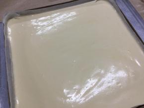 取出后马上倒入剩余的原味蛋糕糊，轻震震出气泡，使表面平整