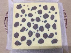 马上倒扣在烤网上晾凉，油纸先不撕