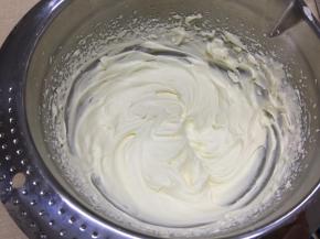 淡奶油中加入15克糖粉，打至8分发