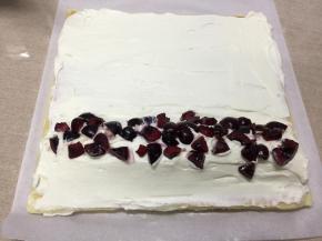 在“奶油小山”上铺上樱桃果粒