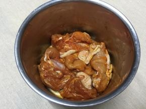 鸡腿洗净去骨，加入腌料，拌匀后放冷藏腌制一天