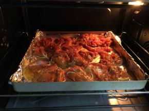 送进预热好的烤箱中层，上下火200度，烤制15分钟