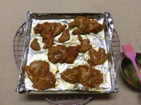 取出烤盘，将鸡腿翻面