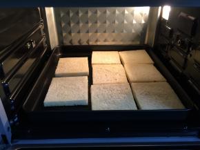 送进烤盘中，上下火170度，烤15分钟，10分钟后翻面再考五分钟