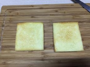 取两片吐司片