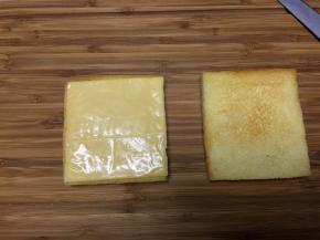 在其中一片放置一块百吉福芝士片