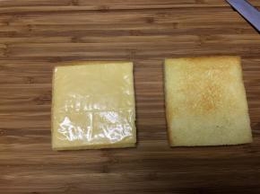 在其中一片放置一块百吉福芝士片