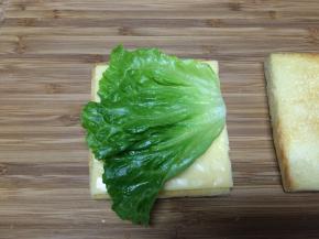 接着放一片生菜