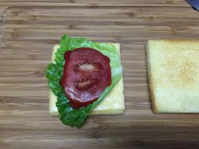 接着放一片番茄