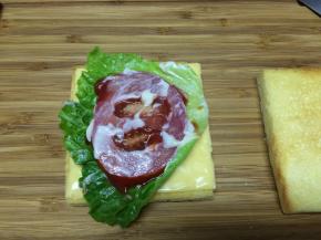 抹适量的沙拉酱