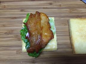 放入一块鸡腿肉