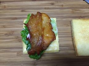 放入一块鸡腿肉