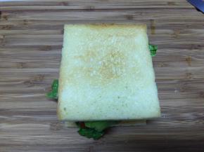 盖上另一块吐司片