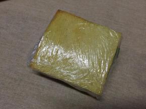 用保鲜膜包裹着，固定整个三明治，以便稍后切开