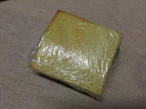 用保鲜膜包裹着，固定整个三明治，以便稍后切开