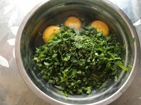 香椿切碎，鸡蛋直接磕入