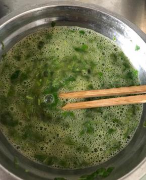 放入少许盐，不要放多，放多会苦的