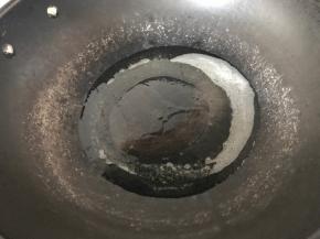 锅中烧热油，8成热