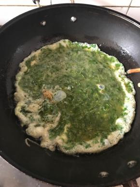 倒入蛋液，不着急翻面，等底部稍微定型，再翻，然后煎的微微焦一些，味道更香