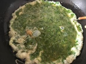 倒入蛋液，不着急翻面，等底部稍微定型，再翻，然后煎的微微焦一些，味道更香